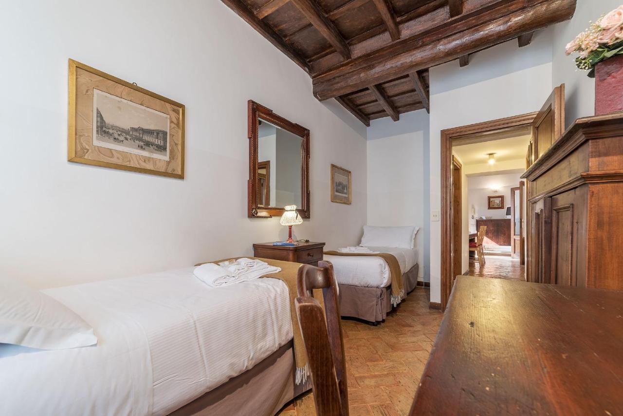 By The Charming Piazza Navona - Fromhometoروما المظهر الخارجي الصورة